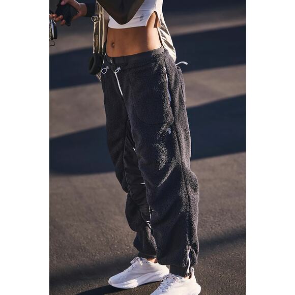 New FREE PEOPLE Sundown Fleece Jogger Style Pants $168 LARGE Black Sherpa - Picture 5 of 6